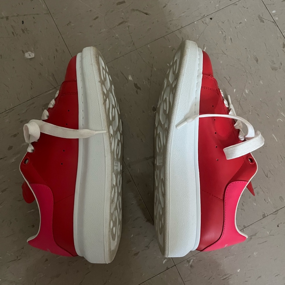 Alexander McQueen oversized sneakers - red with pink heel